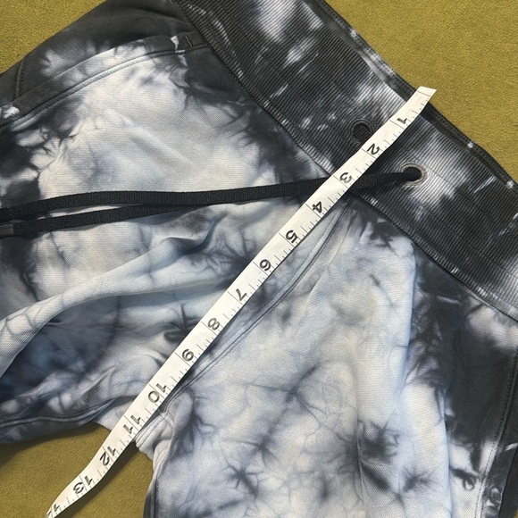 Lululemon Warm Down Jogger in Earth
Dye Stone Size 6 23 - Picture 9 of 12